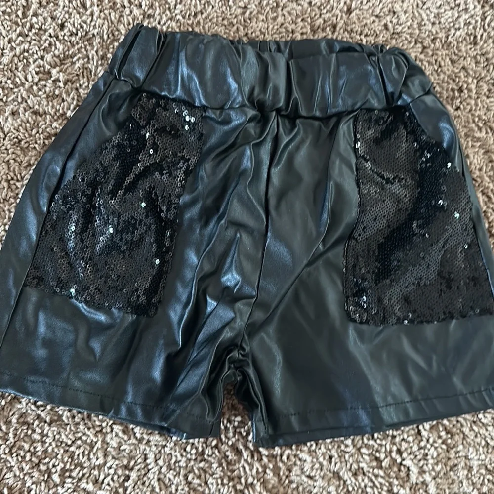 4 shorts - Picture 2 of 5